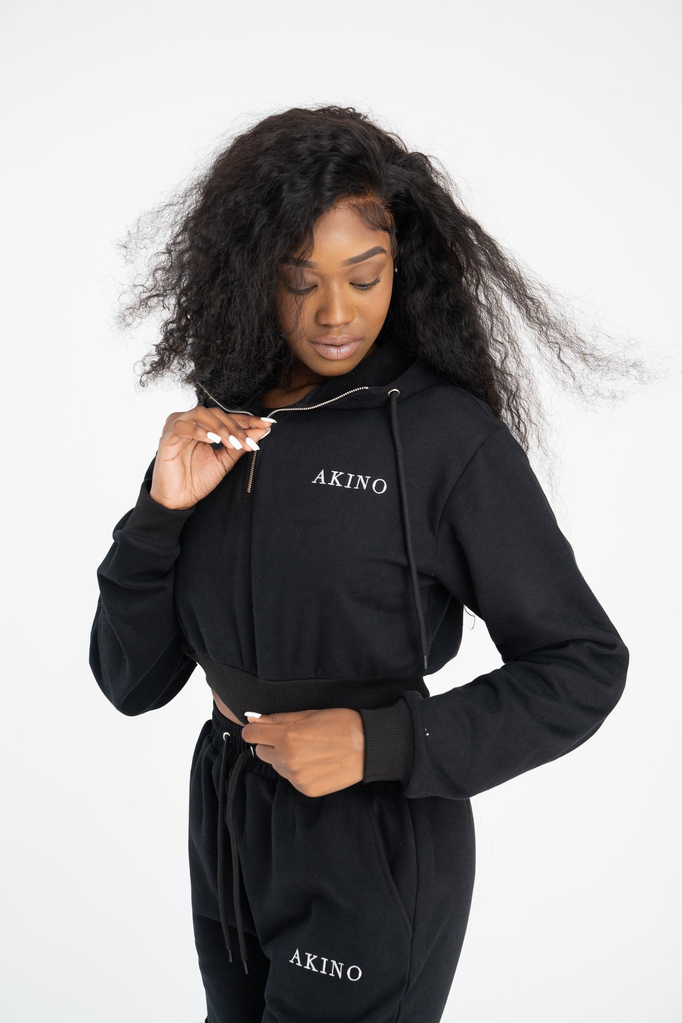 EVIE CROPPED HOODIE IN BLACK